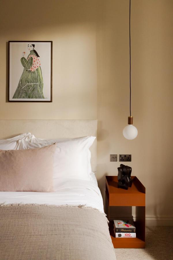 Leighton House - Boutique Guesthouse Bath Buitenkant foto A pendant light