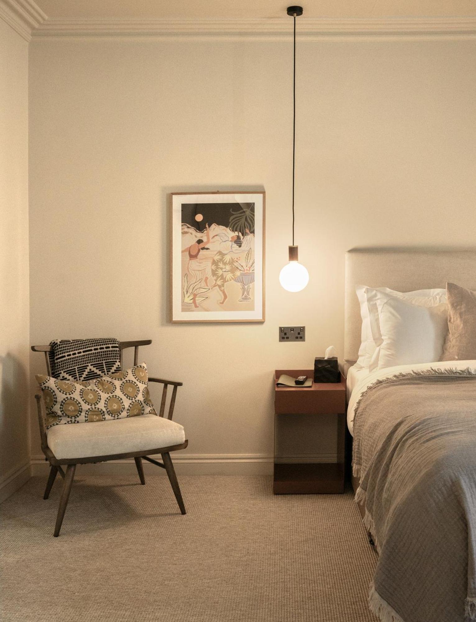Leighton House - Boutique Guesthouse Bath Buitenkant foto A bedroom with a light bulb