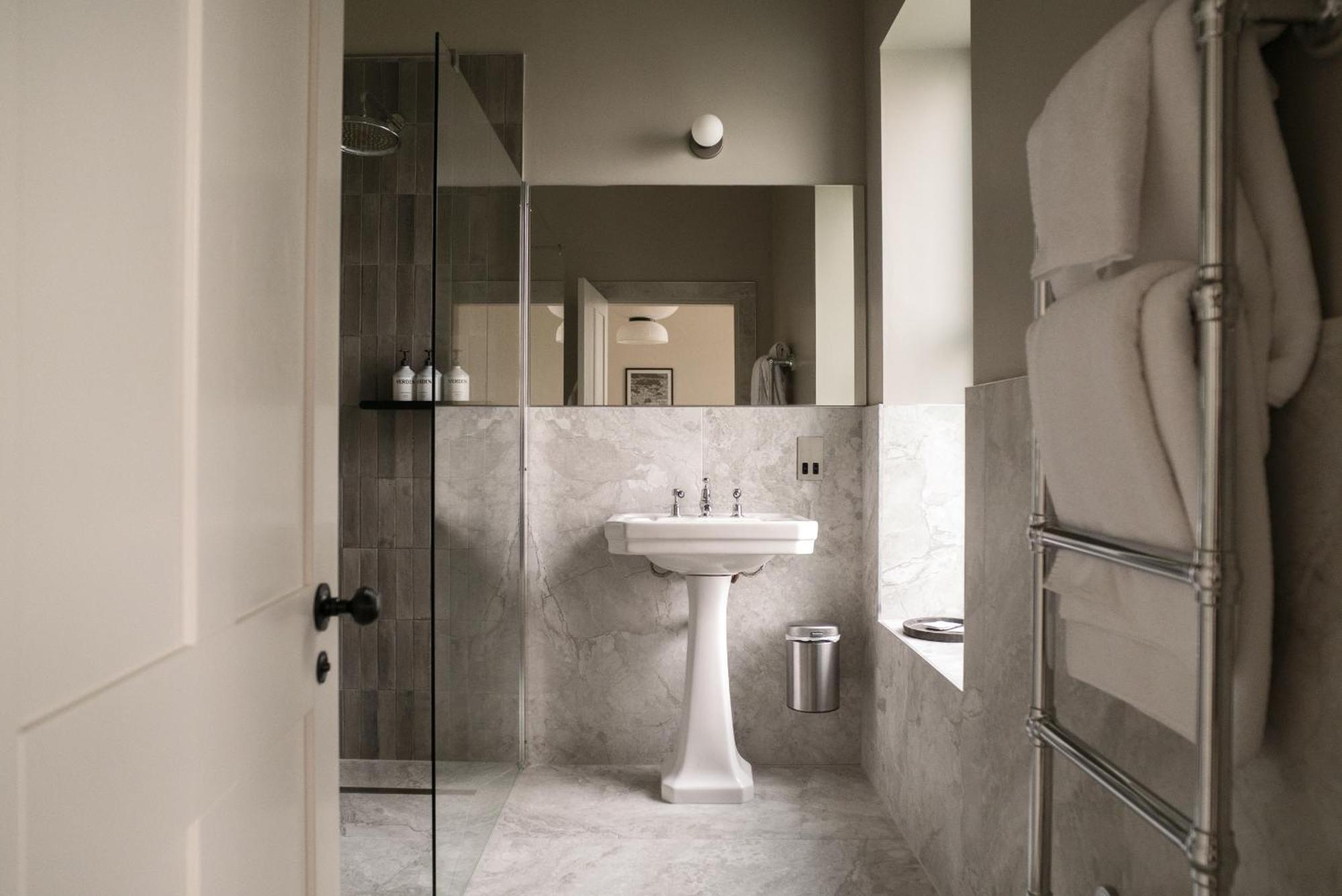 Leighton House - Boutique Guesthouse Bath Buitenkant foto Bathroom
