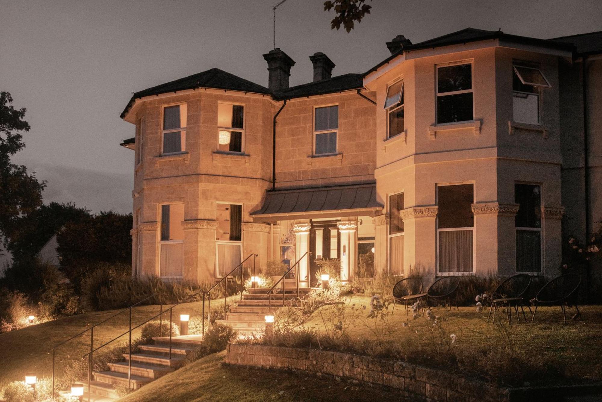 Leighton House - Boutique Guesthouse Bath Buitenkant foto The main house at night