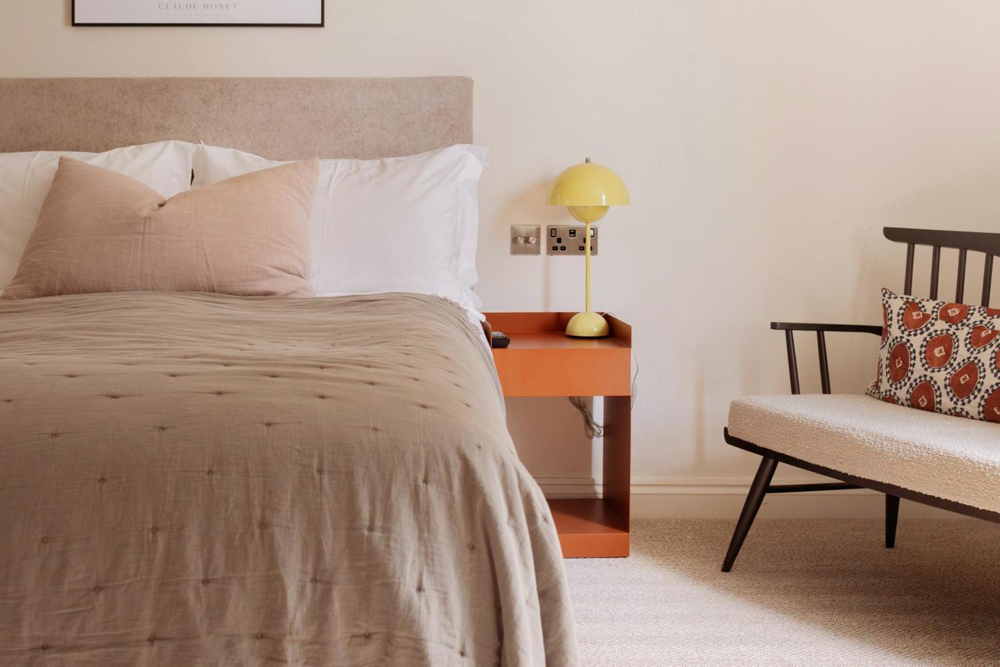 Leighton House - Boutique Guesthouse Bath Buitenkant foto A bedroom with a bed, a chair and a bedside table